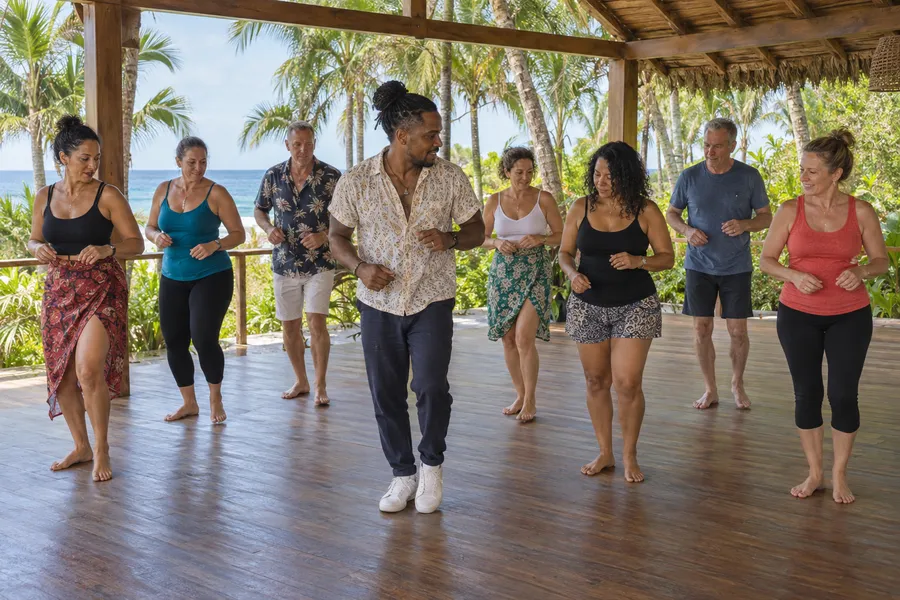 Clase reducida de bachata siguiendo los pasos de un instructor en un pabellón sombreado de Cabarete