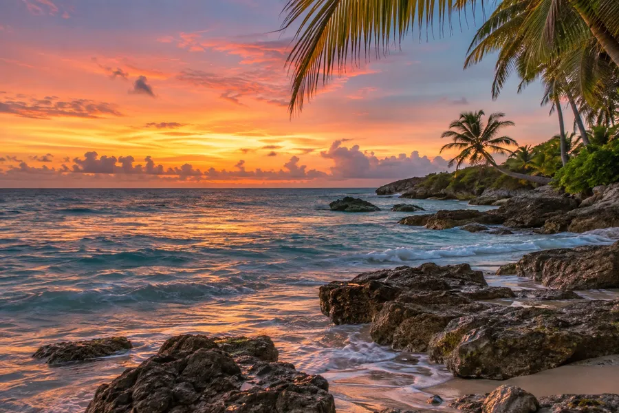Reflejos rosados y dorados sobre las olas de la costa norte dominicana